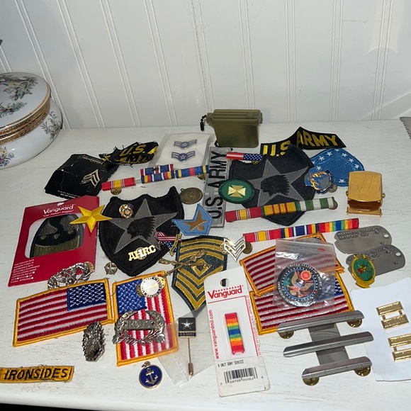 Lot Military Army Navy Marines patches pins badges dog tags - Picture 1 of 15